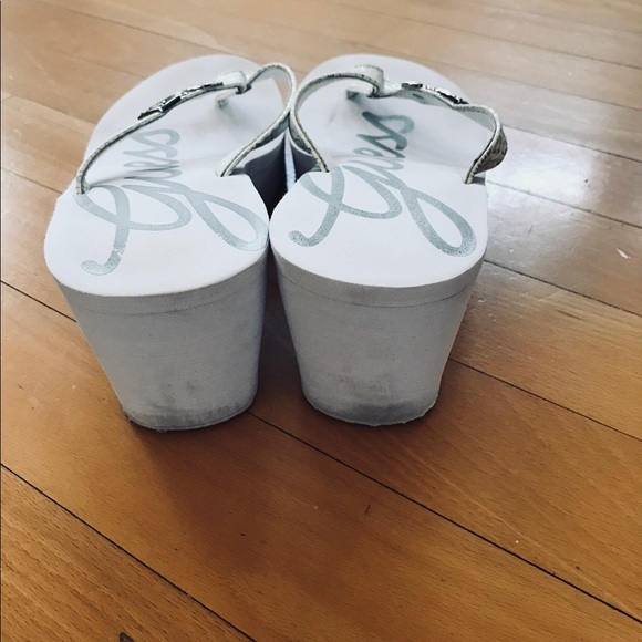 White Guess flip flops size 9 1/2- 10 - Picture 4 of 5
